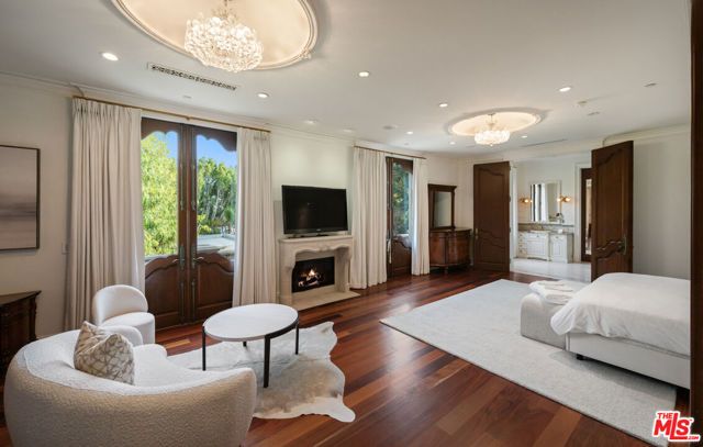 1021 N Crescent Drive, Beverly Hills, CA 90210