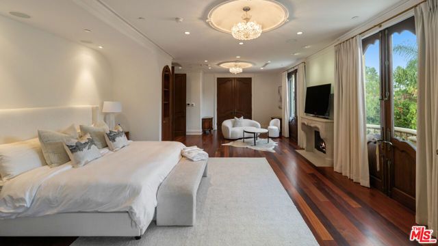 1021 N Crescent Drive, Beverly Hills, CA 90210