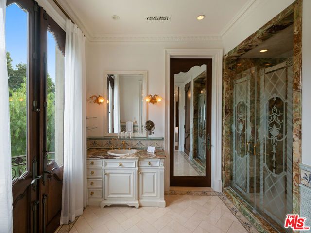 1021 N Crescent Drive, Beverly Hills, CA 90210