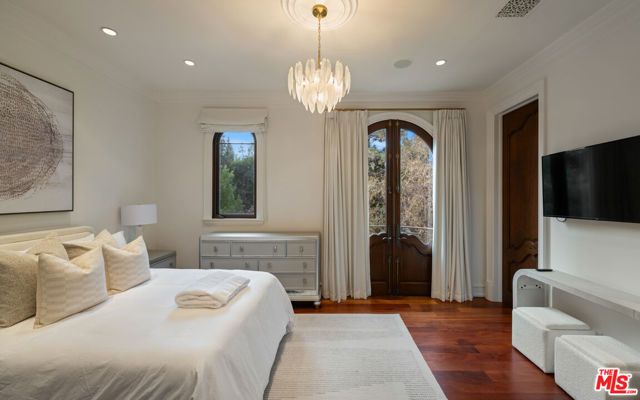 1021 N Crescent Drive, Beverly Hills, CA 90210