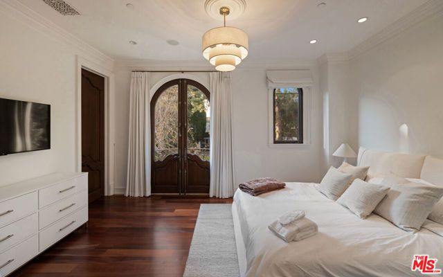 1021 N Crescent Drive, Beverly Hills, CA 90210