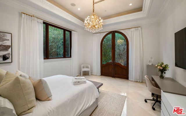 1021 N Crescent Drive, Beverly Hills, CA 90210