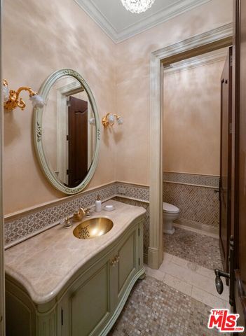 1021 N Crescent Drive, Beverly Hills, CA 90210