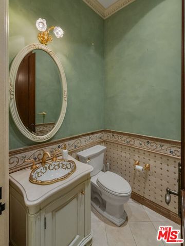 1021 N Crescent Drive, Beverly Hills, CA 90210