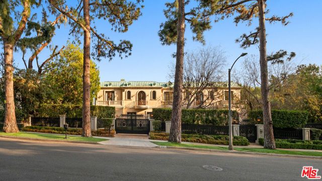1021 N Crescent Drive, Beverly Hills, CA 90210