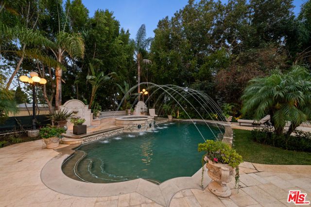 1021 N Crescent Drive, Beverly Hills, CA 90210