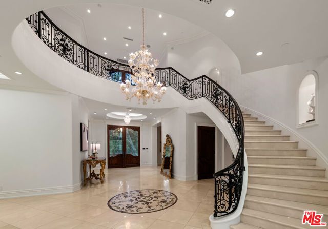 1021 N Crescent Drive, Beverly Hills, CA 90210