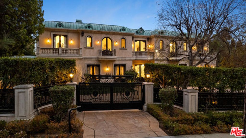 1021 N Crescent Drive, Beverly Hills, CA 90210