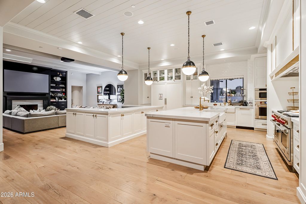 Image 12 of property listing at 10104 E GARY Road, Scottsdale, AZ 85260