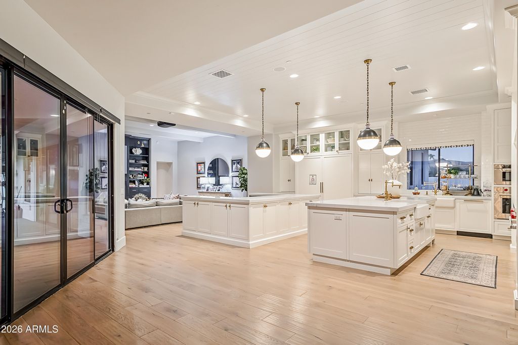 Image 13 of property listing at 10104 E GARY Road, Scottsdale, AZ 85260