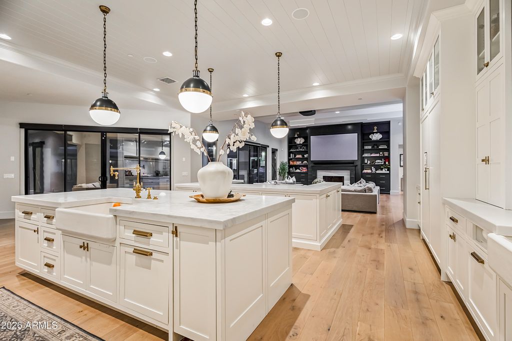 Image 15 of property listing at 10104 E GARY Road, Scottsdale, AZ 85260