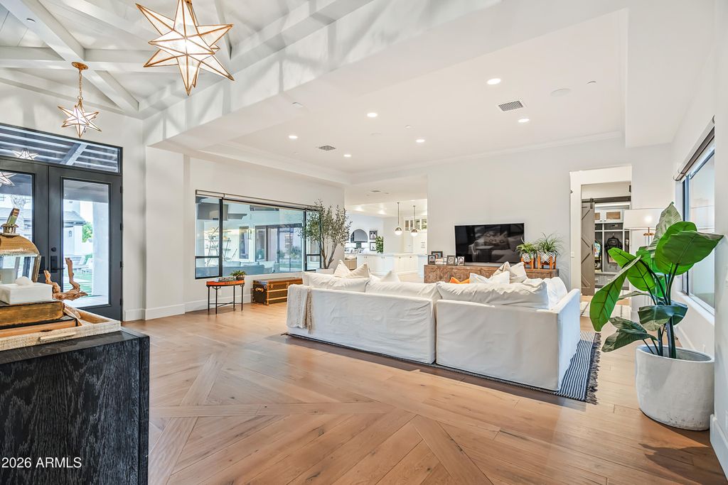 Image 4 of property listing at 10104 E GARY Road, Scottsdale, AZ 85260