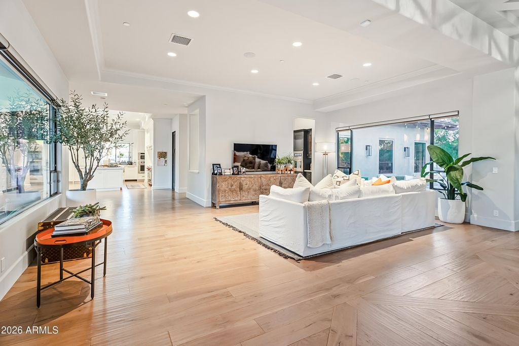 Image 5 of property listing at 10104 E GARY Road, Scottsdale, AZ 85260