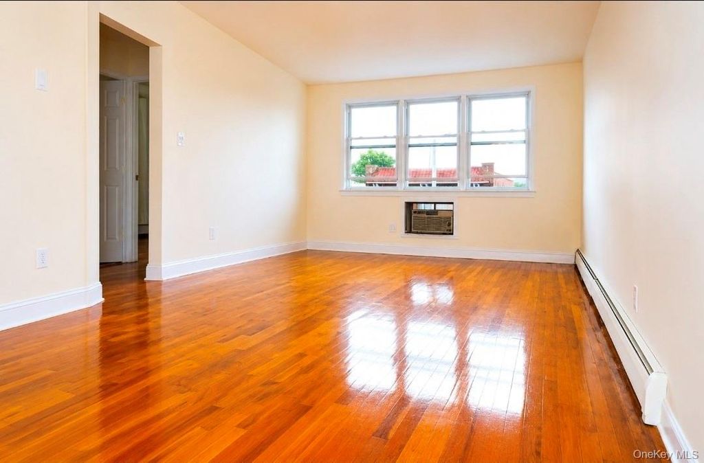 2890 E 195th Street, Bronx, NY 10461 — photo 2