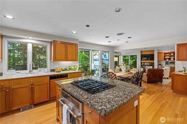 3813 W Mercer Way, Mercer Island, WA 98040