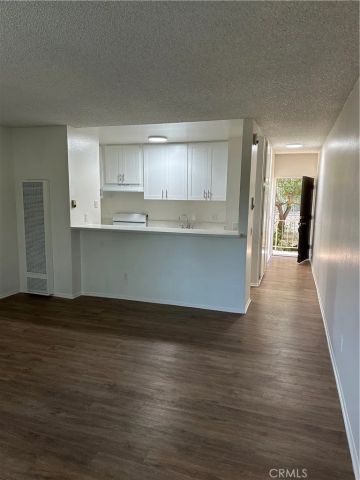 7055 Etiwanda Avenue 210, Reseda, CA 91335