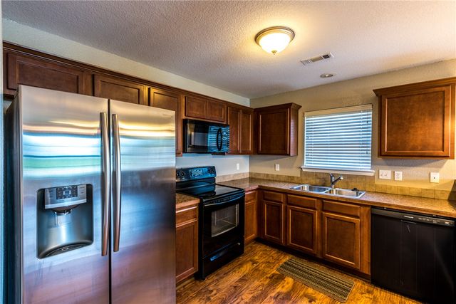 1137 Holland Drive, Fayetteville, AR 72704