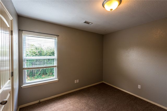 1137 Holland Drive, Fayetteville, AR 72704