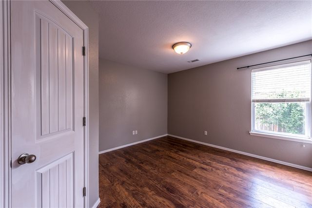 1137 Holland Drive, Fayetteville, AR 72704