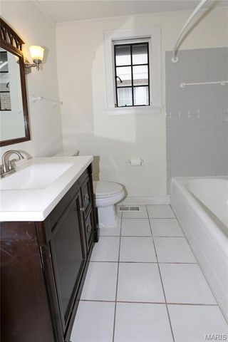 8788 Pine Avenue, St Louis, MO 63144