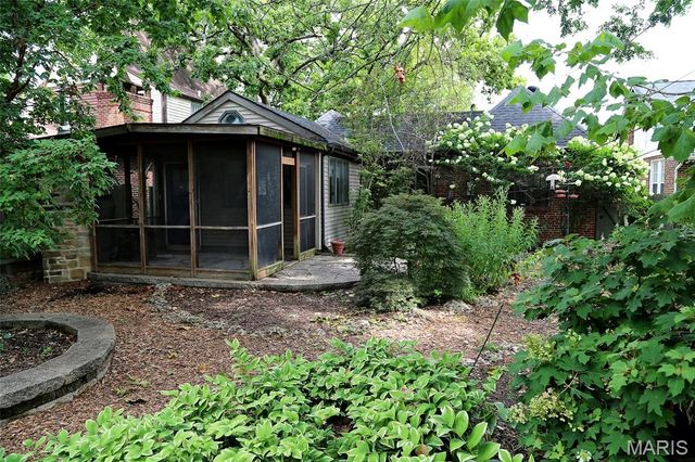 8788 Pine Avenue, St Louis, MO 63144