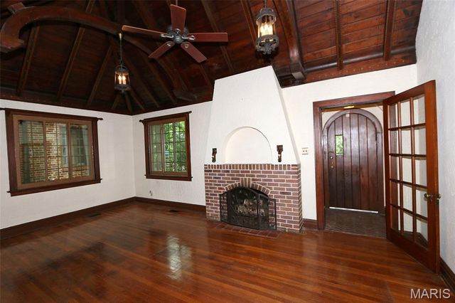 8788 Pine Avenue, St Louis, MO 63144
