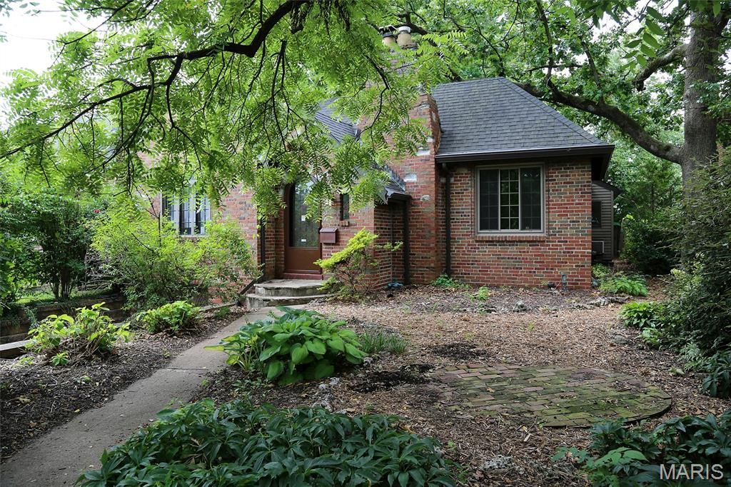 8788 Pine Avenue, St Louis, MO 63144