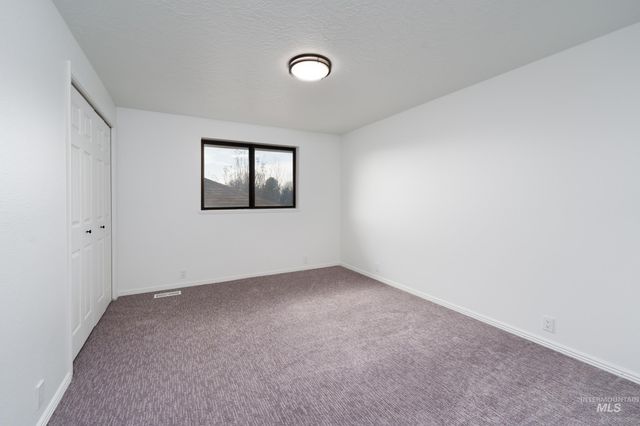 4907 Stamm Ln, Nampa, ID 83687