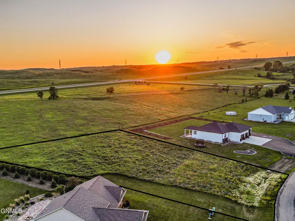 13840 Saddlehorn Drive, Bismarck, ND 58503 photo 2