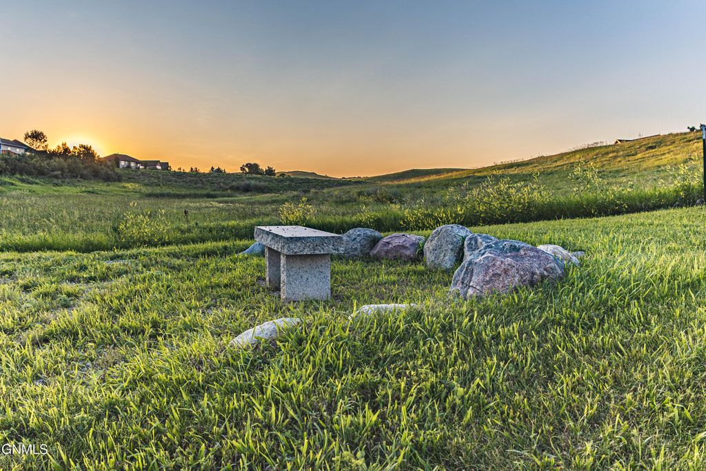 13840 Saddlehorn Drive, Bismarck, ND 58503 photo 21