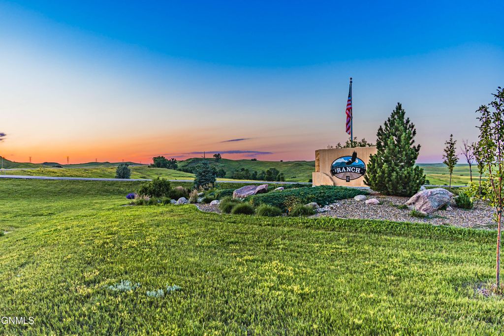 13840 Saddlehorn Drive, Bismarck, ND 58503 photo 3