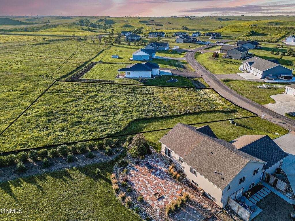 13840 Saddlehorn Drive, Bismarck, ND 58503 photo 6