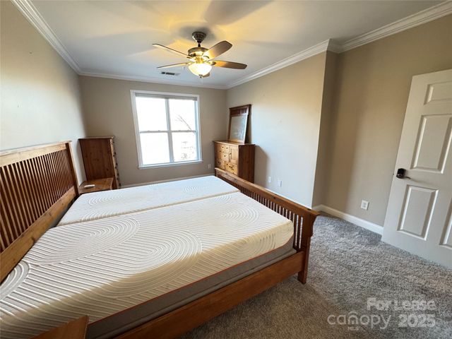 1000 E Woodlawn Road E, Charlotte, NC 28209