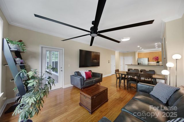 1000 E Woodlawn Road E, Charlotte, NC 28209