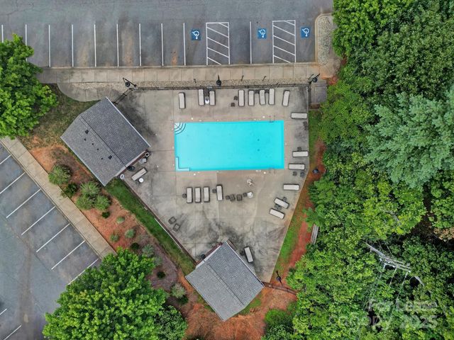 1000 E Woodlawn Road E, Charlotte, NC 28209