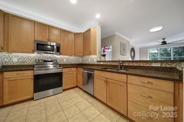 1000 E Woodlawn Road E, Charlotte, NC 28209