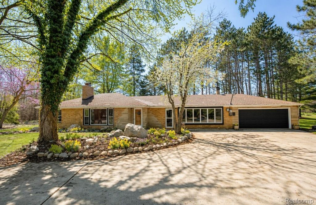 8780 Dixie Highway, Birch Run Township, MI 48415