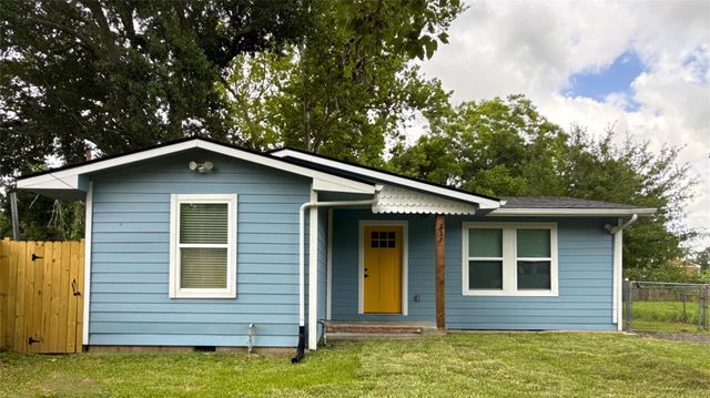 227 Kansas Street, Bacliff, TX 77518