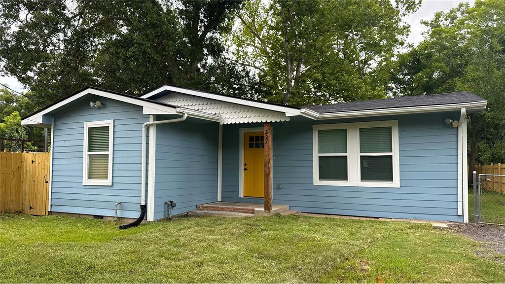 227 Kansas Street, Bacliff, TX 77518
