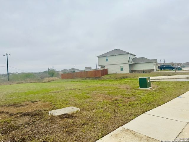 7535 HOMEWOOD LN, Elmendorf, TX 78112