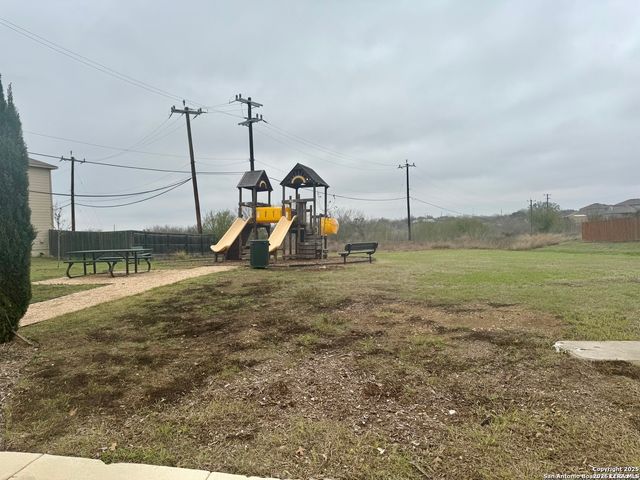 7535 HOMEWOOD LN, Elmendorf, TX 78112