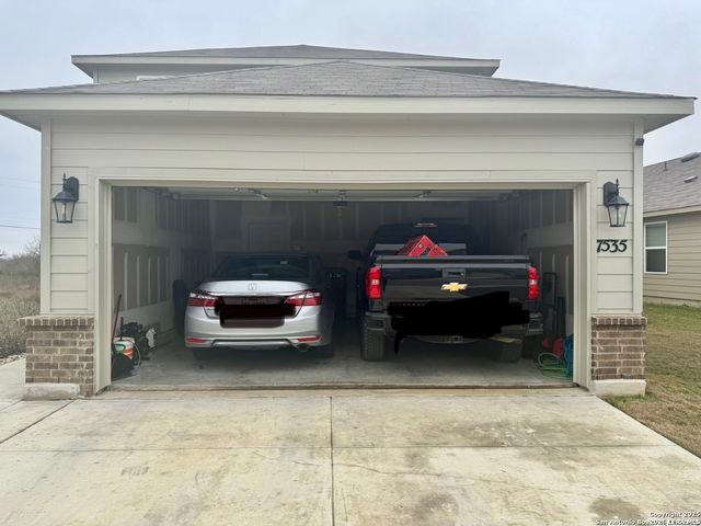 7535 HOMEWOOD LN, Elmendorf, TX 78112