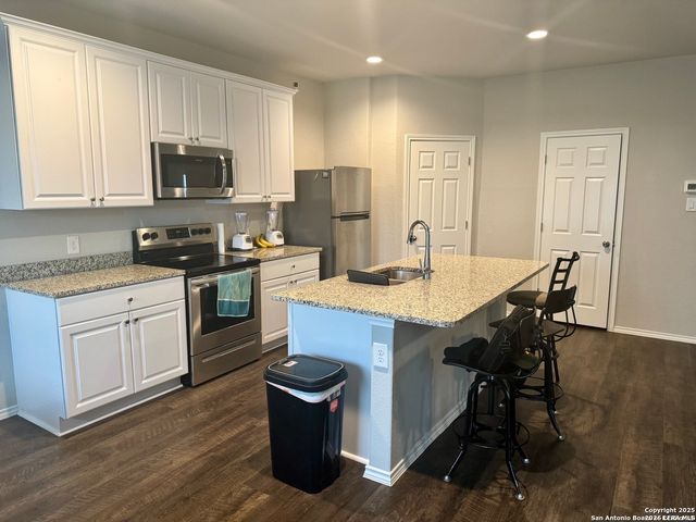 7535 HOMEWOOD LN, Elmendorf, TX 78112