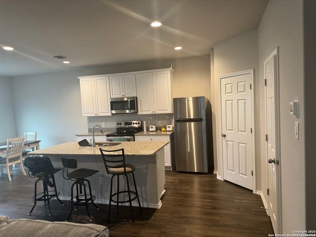 7535 HOMEWOOD LN, Elmendorf, TX 78112