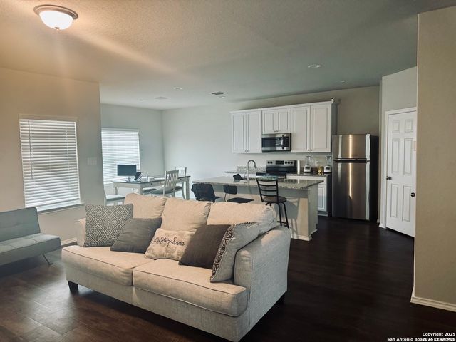 7535 HOMEWOOD LN, Elmendorf, TX 78112