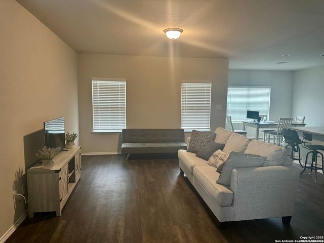 7535 HOMEWOOD LN, Elmendorf, TX 78112