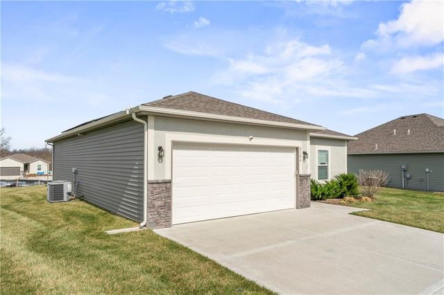 2104 Crestview Place, Raymore, MO 64083