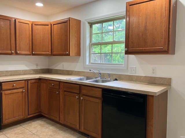 7872 Sandalwood Drive, Newburgh, IN 47630