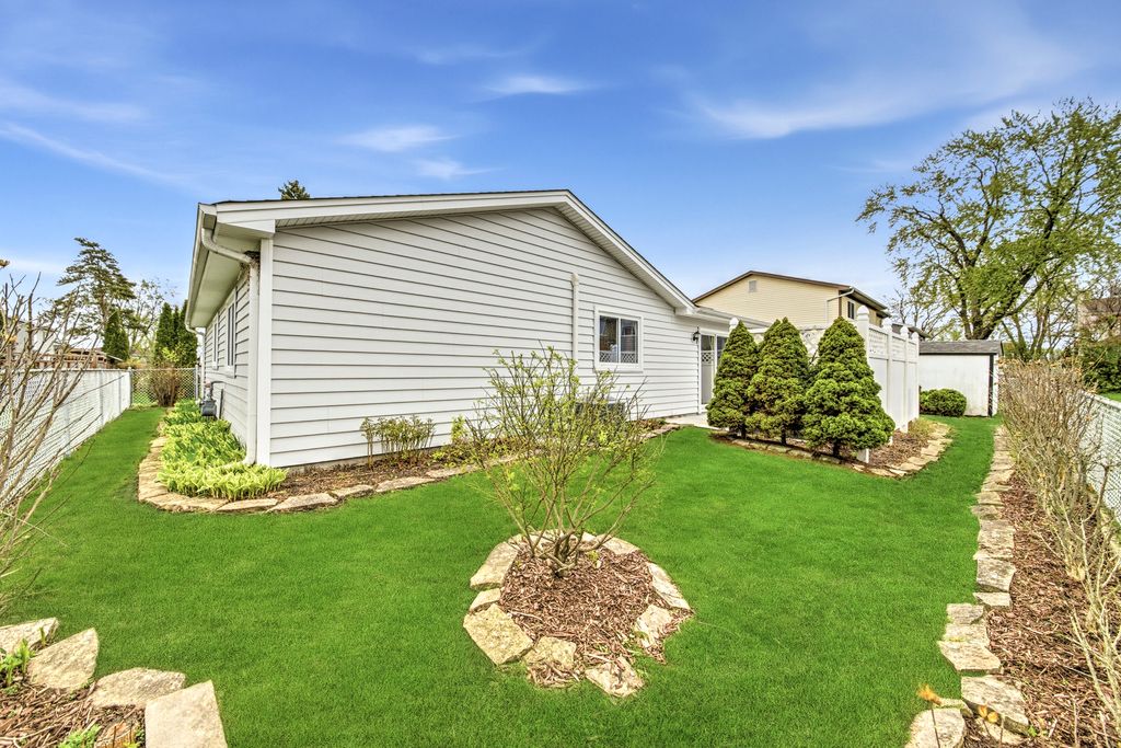 Image 11 of property listing at 1416 Westbury Drive, Hoffman Estates, IL 60192