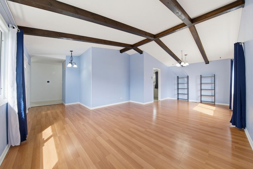 Image 3 of property listing at 1416 Westbury Drive, Hoffman Estates, IL 60192